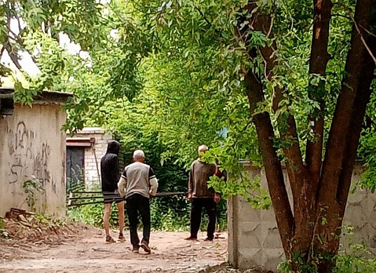 В Иванове жильцы домов, чей двор владельцы гаражей превратили в проезжую часть, установят шлагбаум